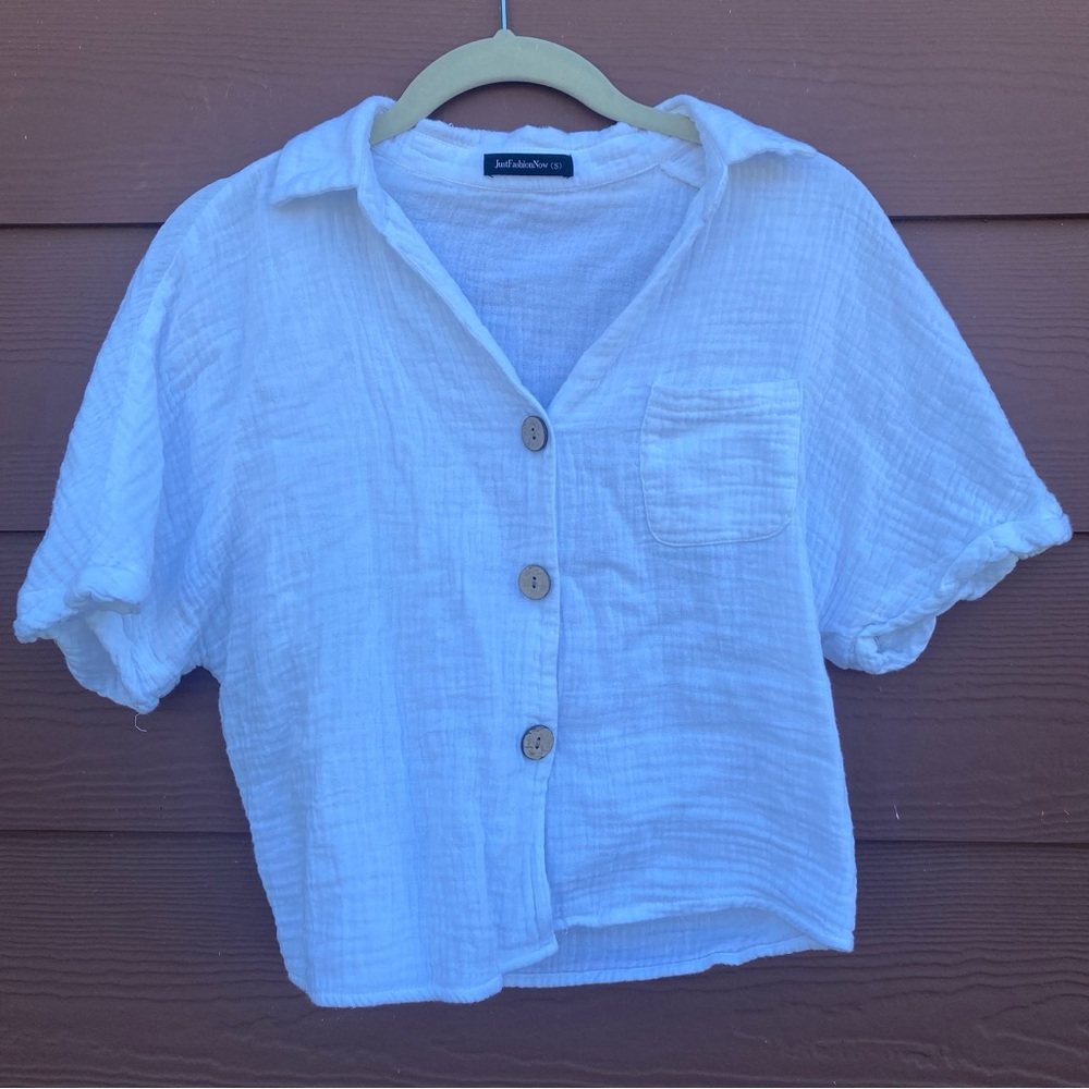 JustFashionNow White Cropped Collared Button Down Shirt Size Small